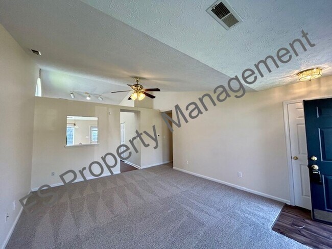 Building Photo - Wonderful 3 Bedroom 2 Bathroom Ranch Style...
