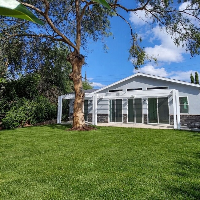 Building Photo - 319 E Ramona St