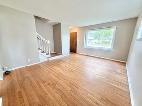 Building Photo - 6919-6921-6921 W Brentwood Ave