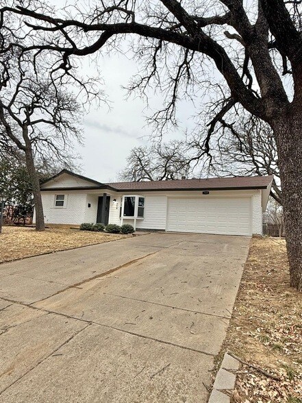 Building Photo - 719 Koen Ln