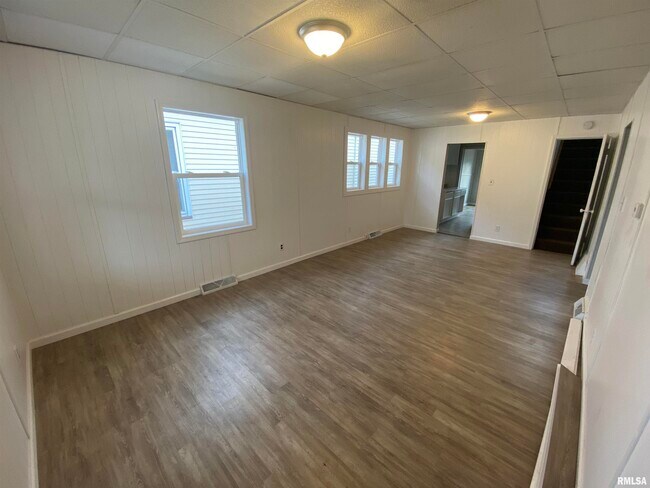 Building Photo - 910 W McClure Ave
