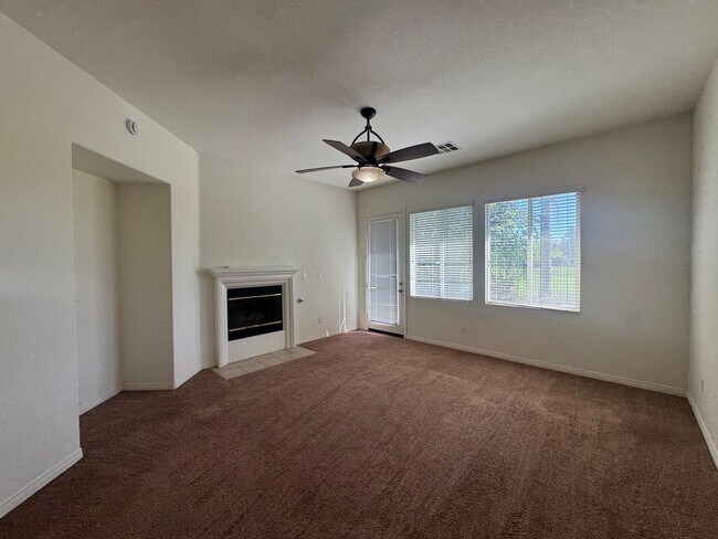 Building Photo - Beautiful home on the Golf Course in the Riverlakes Community!