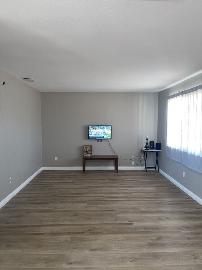 Building Photo - Modern Living in California City