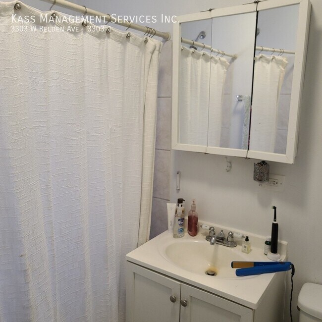 Building Photo - Huge Logan Square 2 Bed, Central Heat, Har...