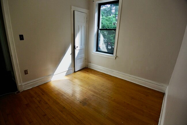 Building Photo - 3809 N Lakewood Ave #1