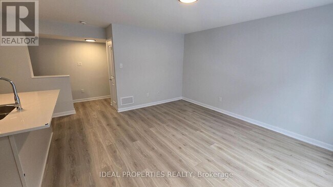 Photo du bâtiment - 701 Glenroy Gilbert Dr