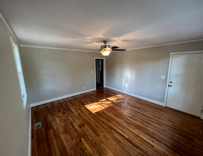 1719 Livingroom - 1719 Burnham St