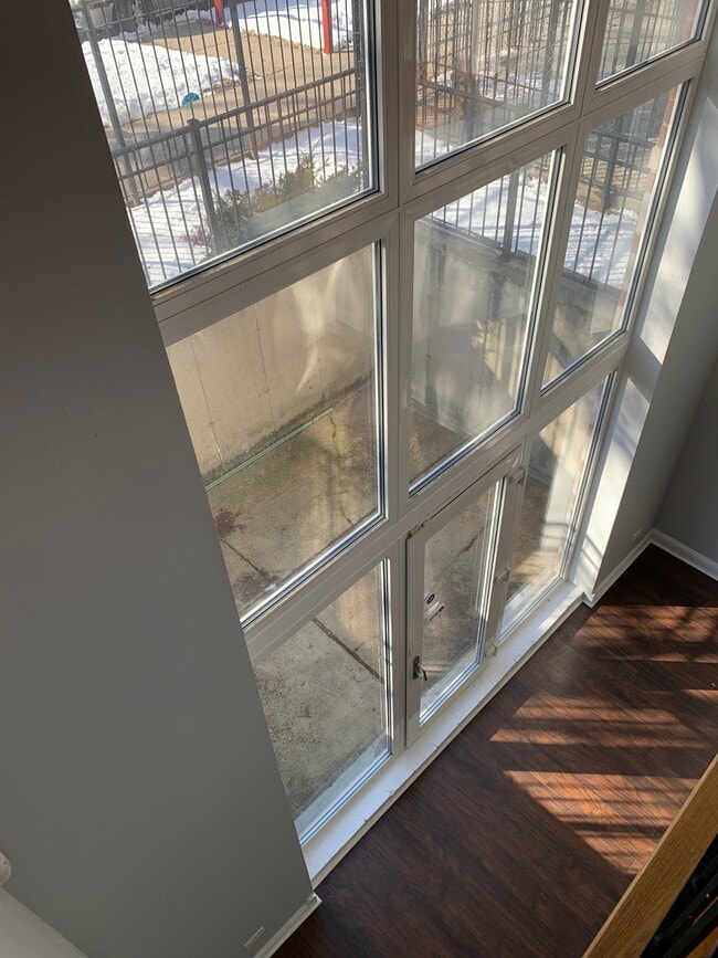 Ventana mirador frontal - 2327 S Sawyer Ave