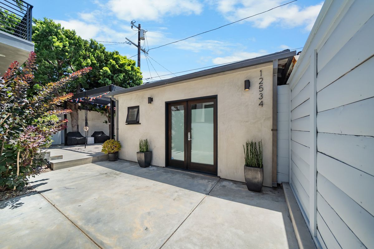 Foto del edificio - 12534 Gilmore Ave