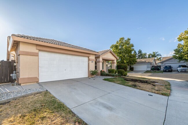 Building Photo - Spacious 3-Bedroom, 2-Bathroom Rental Home...