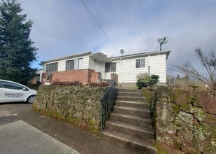 Building Photo - 7837-7837 NE Siskiyou St