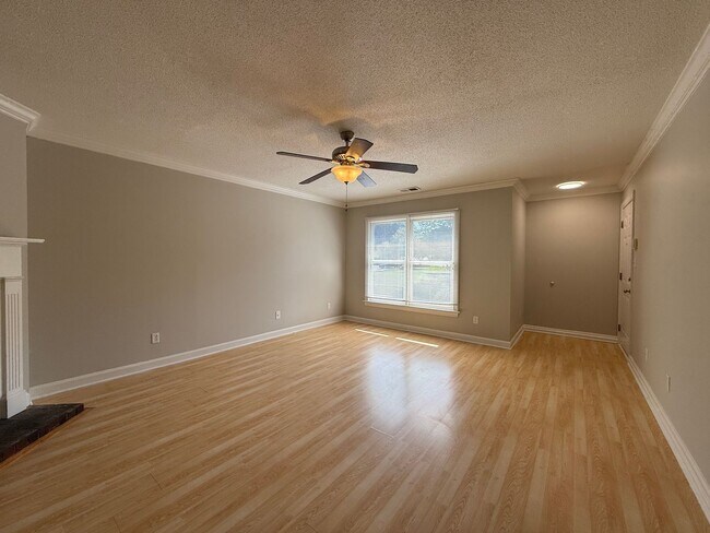 Foto del edificio - Spacious Two Bedroom, 2nd Floor Condo with...