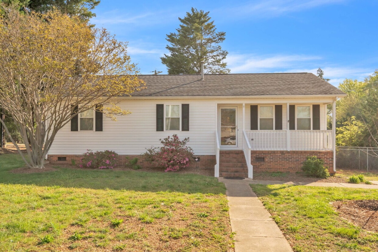 3BR/2BA Cul-de-Sac Retreat Minutes from Downtown..Fenced Yard & Deck! $2100/mo rent - 3BR/2BA Cul-de-Sac Retreat Minutes from Downtown..Fenced Yard & Deck! $2100/mo rent