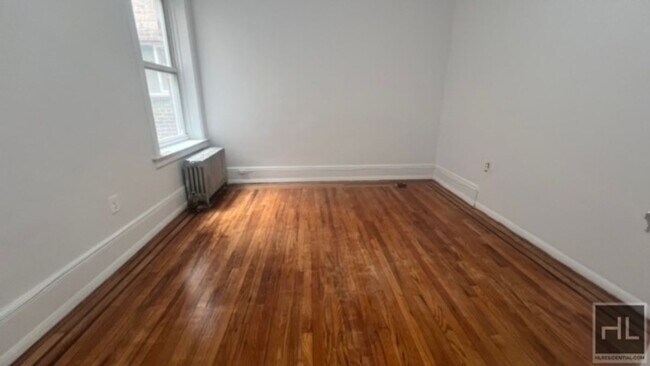 Foto del edificio - NEWLY RENOVATED  SUNNY LARGE 4 BEDROOMS  A...