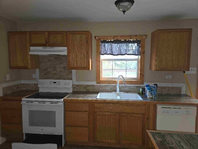 Building Photo - 245 Pine Hill Loop