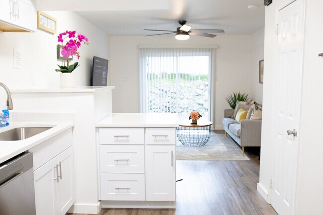 Building Photo - 620 S Cedar St