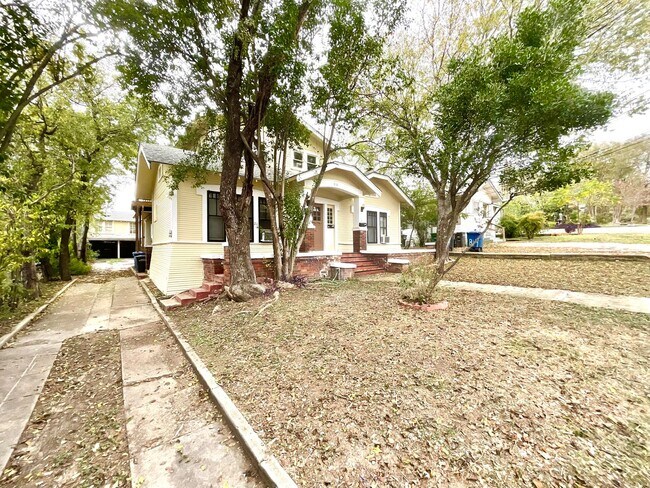 Foto del edificio - 810 W Magnolia Ave