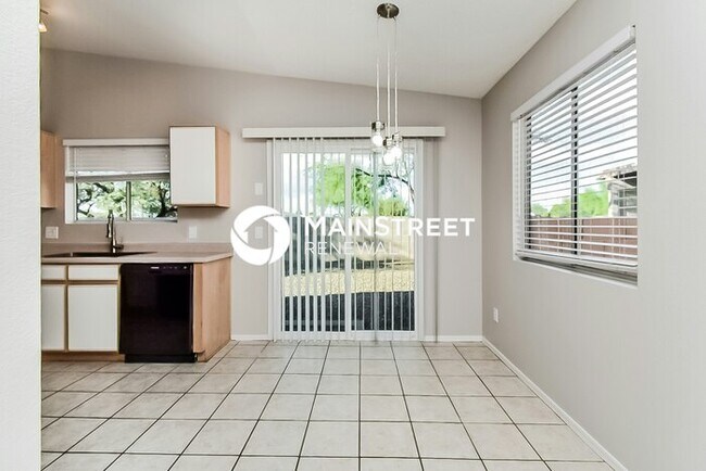 Building Photo - 3 Bedroom Pet-Friendly Home in Tucson, AZ with Main Street Renewal