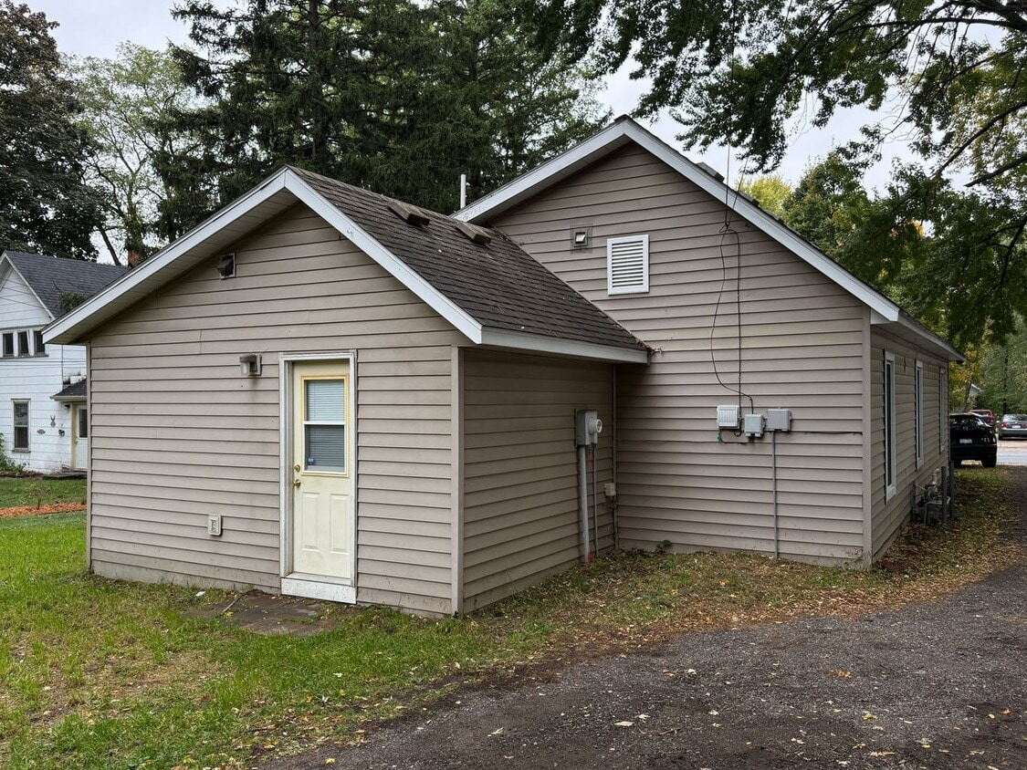 Building Photo - 1214 9th St E