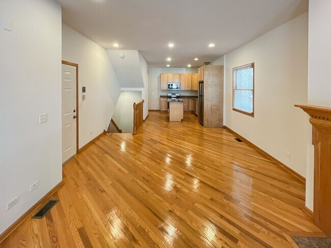 Building Photo - 1319 W Belmont Ave