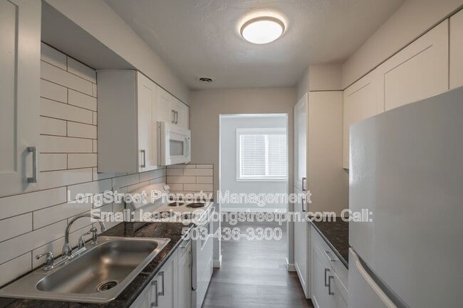 Building Photo - 205 6th Ave SW