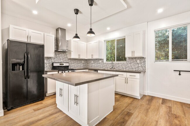 Foto del edificio - 5702 Vanalden Ave