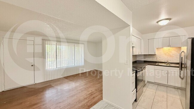 Building Photo - 2415 W Hazelwood St