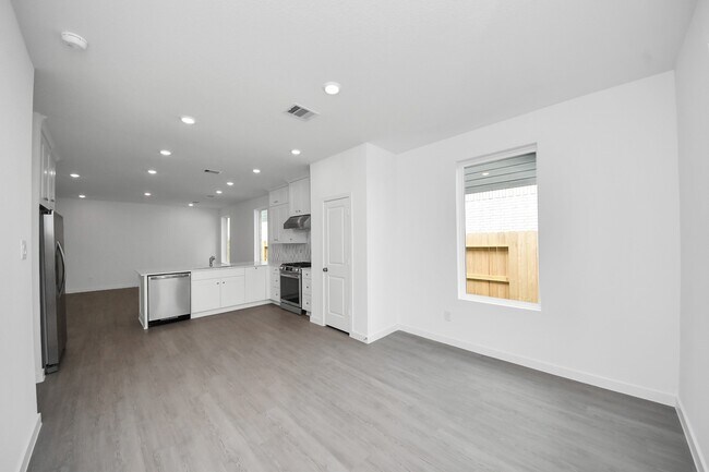 Building Photo - 28910 Rustic Robin Ln