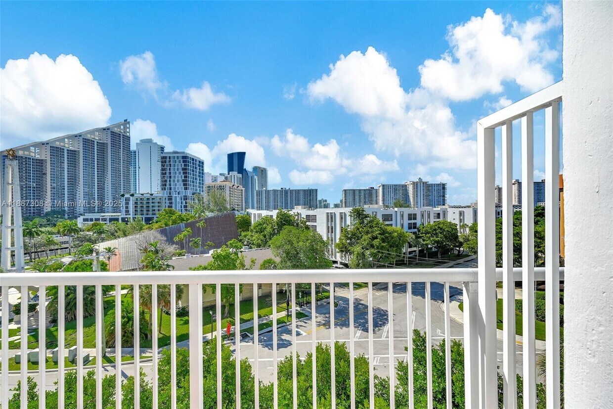 Foto principal - 17800 Atlantic Blvd