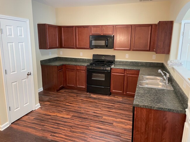 Building Photo - Decatur 3 Bed 2.5 Bath Townhouse in Gated ...