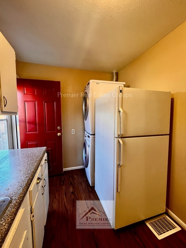 Building Photo - 218 W Ramona Ave