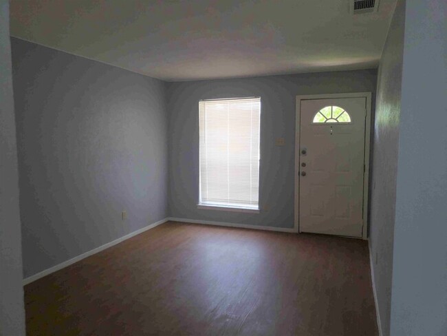 Building Photo - 6537 La Grange Dr
