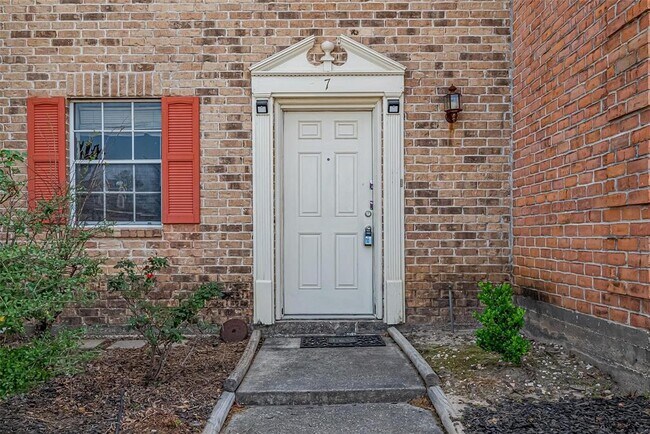 Building Photo - 2030 Plantation Dr