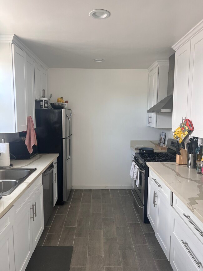 Foto del edificio - 2944 Kelton Ave