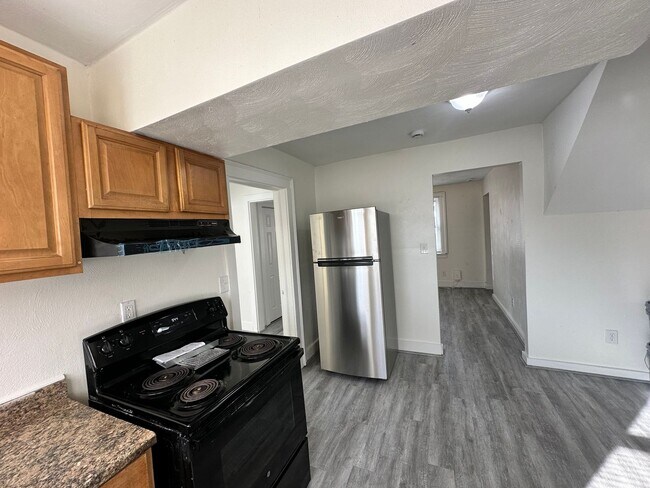 Foto del edificio - Three Bedroom Available Soon!