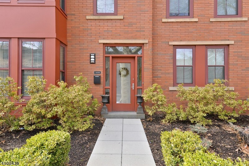 Foto principal - 8 Edgewood Rd