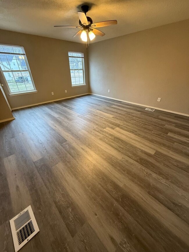 Foto del edificio - 3 Bed 2 Bath With His & Her Closets upstairs.  Yard Care Included.