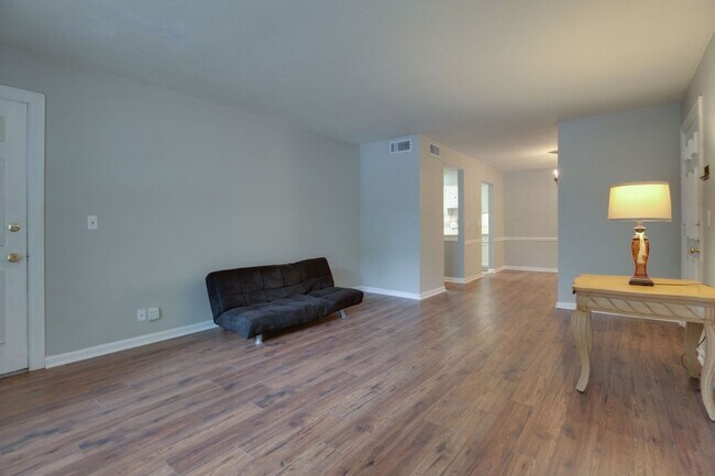 Building Photo - Townhome Close to MTSU