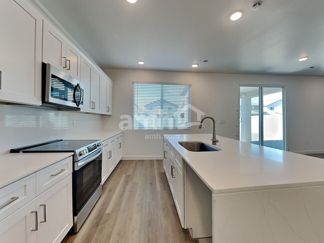 Building Photo - 9744 W Parkway Dr