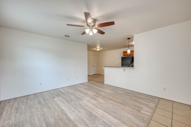 Building Photo - 1511 N Claremont Cir