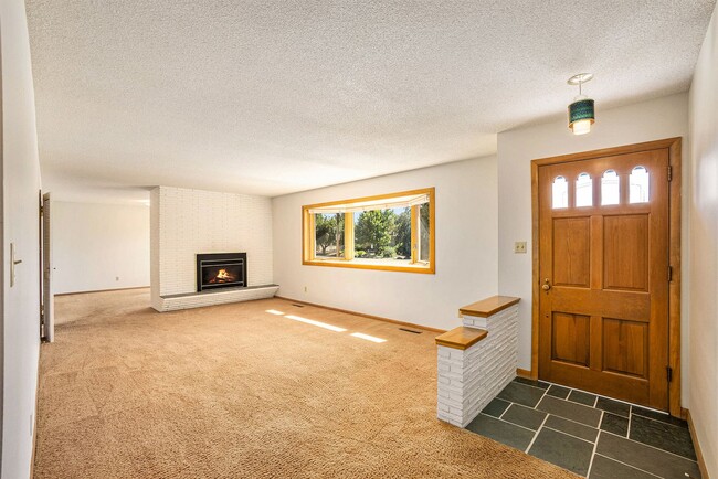 Building Photo - Large Ranch Style home close to UCCS
