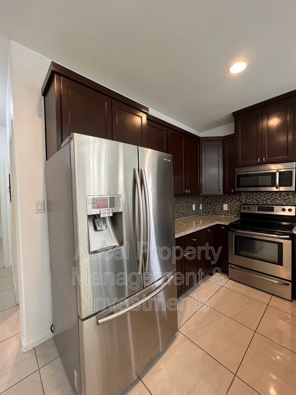 Building Photo - 214 Fig Dr