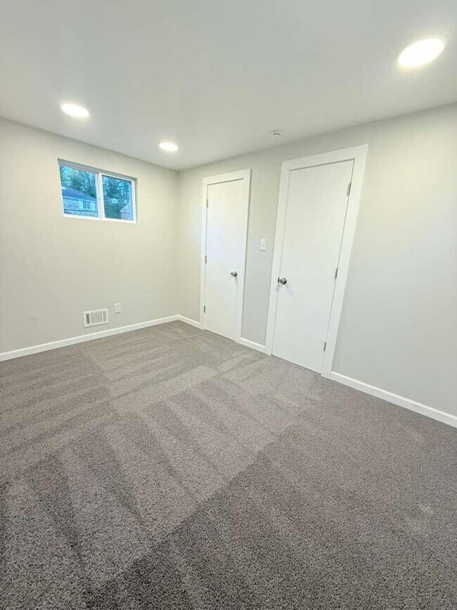 Foto del edificio - Spacious and beautifully updated 4-bedroom...