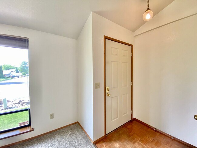Building Photo - 3219-3219 Vincenta Dr