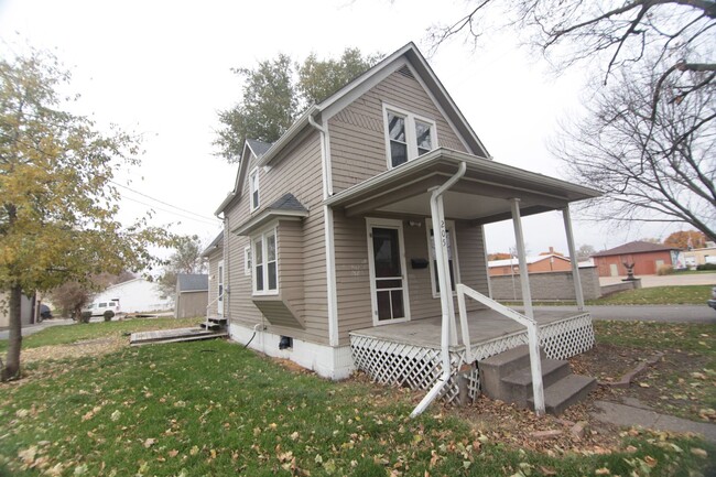 Foto del edificio - Charming 2BR Gem for Rent in Aledo, IL