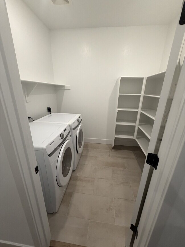 Foto del edificio - Luxury-Style New Construction with Open Concept & Designer Kitchen