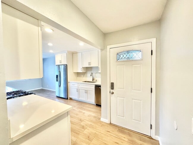 Building Photo - Beautiful, Single-Story, Updated, Private ...