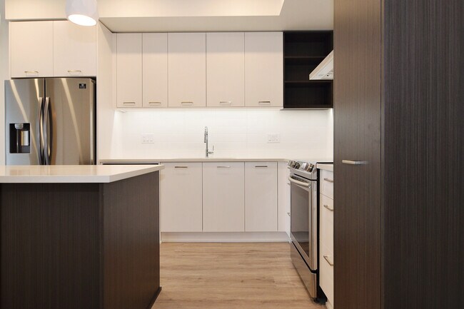 Building Photo - Bright 1 Bed Condo Backing Onto Greenbelt in Park Hill Willoughby Heights
