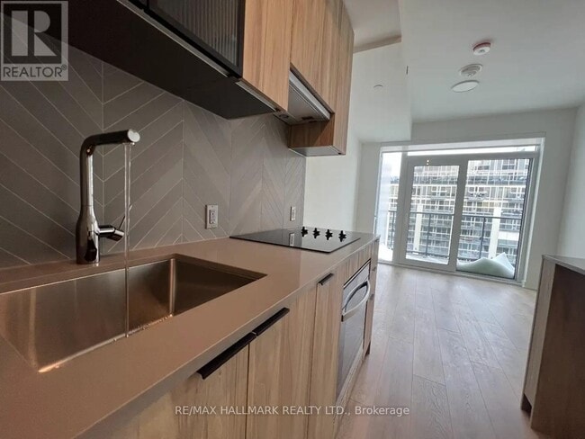 Photo du bâtiment - 1037 The Queensway