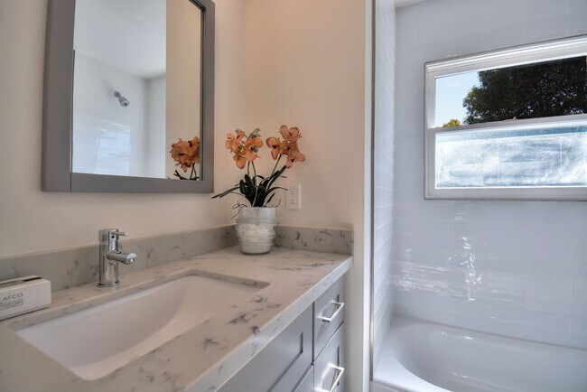 bath - 249 Kentucky St